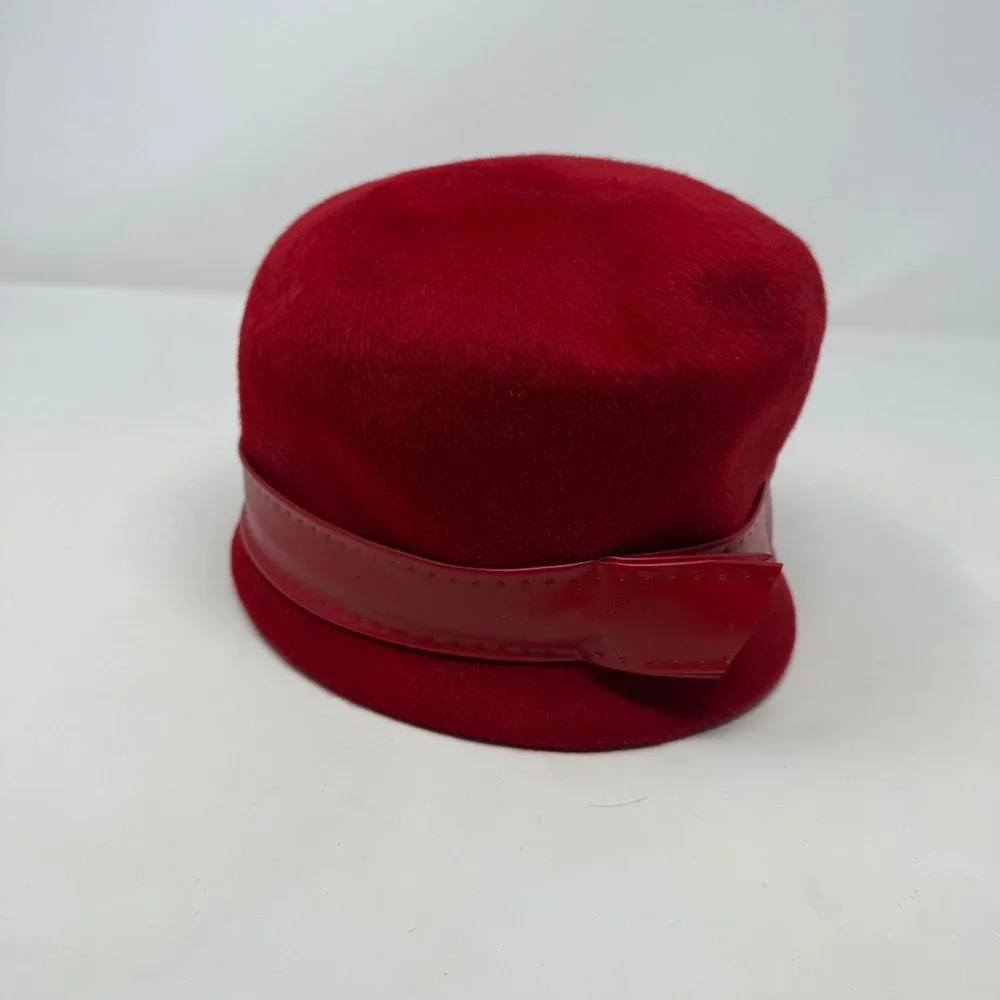 Vintage Red Felt Cloche Hat Patent Leather Band Bow Accent Women Retro‎ Headwear